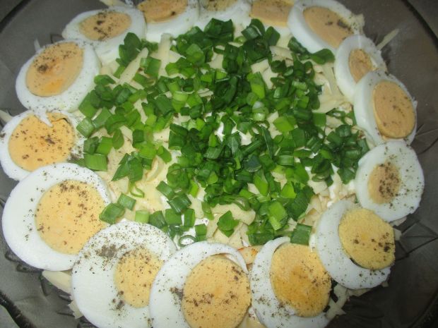 Przepis  sałatka z selerem, serem i jajkiem przepis