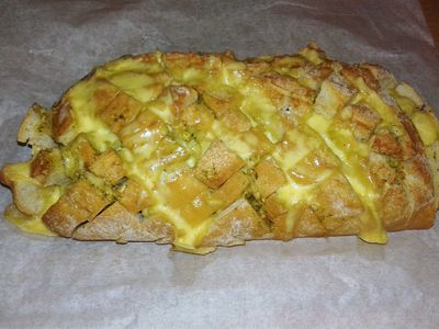 Chrupiący chleb z masłem czosnkowym i mozarellą