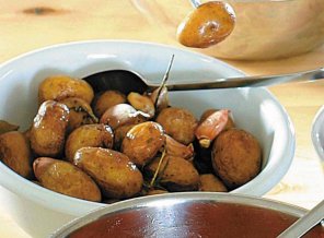 Młode ziemniaki z czosnkiem  prosty przepis i składniki
