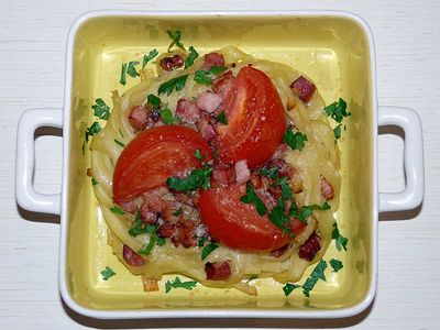 Gniazdka makaronowe z boczkiem i pomidorami