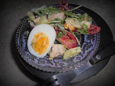 Kolorowa sałatka z jajkiem i tuńczykiem