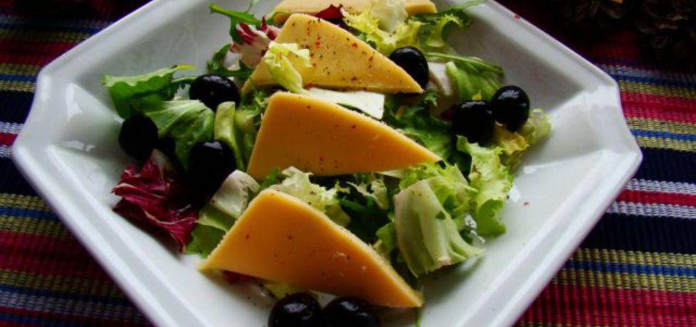 Sałata z serem żółtym i oliwkami (autor: iwa643)