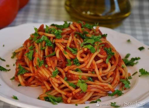 Proste spaghetti z sosem pomidorowym