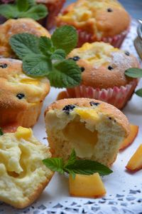 Muffinki cytrynowe na białkach z mascarpone i owocami ...