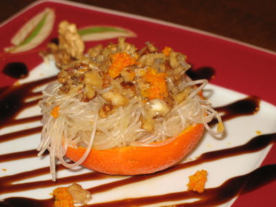Sałatka z makaronu ryżowego w pomarańczy