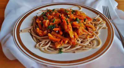 Spaghetti z warzywami w sosie curry