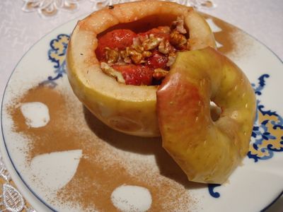 Pieczone jabłka z truskawkami i orzechami