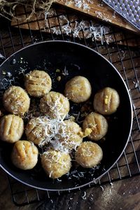 Gnocchi di pane – gnocchi z chleba z masłem i parmezanem