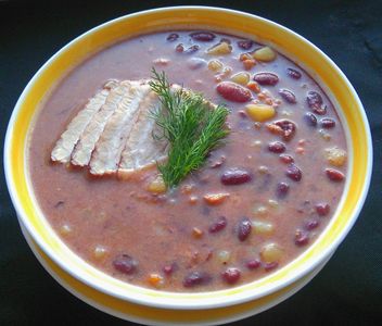 Zupa z czrwonej fasoli z wędzonym boczkiem