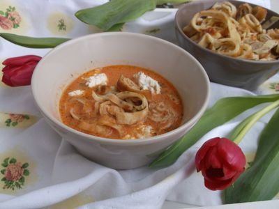 Zupa pomidorowa z naleśnikiem i ziołowym twarożkiem ...