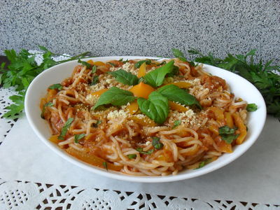 Makaron typu spaghetti ze smazonym bakłażanem