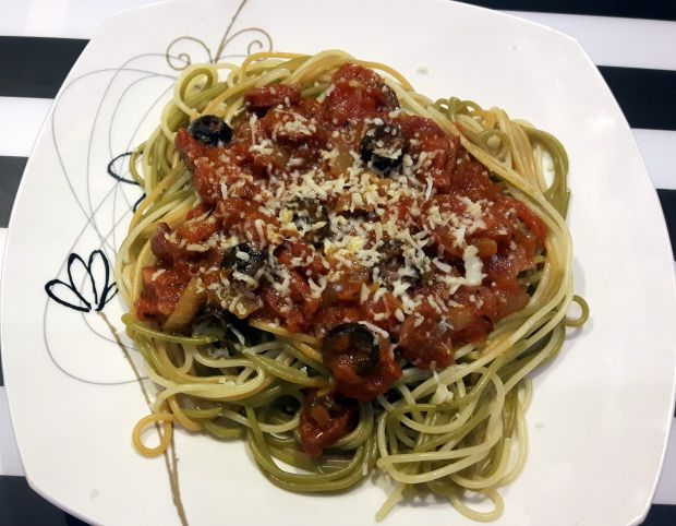 Przepis  spaghetti z oliwkami i chorizo przepis