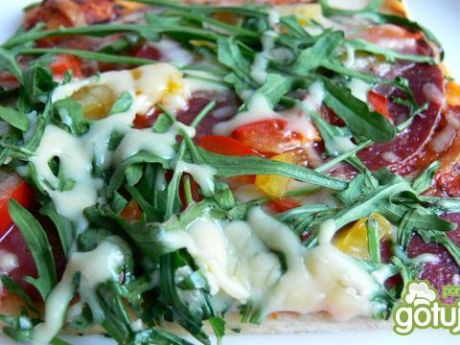Przepis  pizza z salami, rukolą i papryką przepis