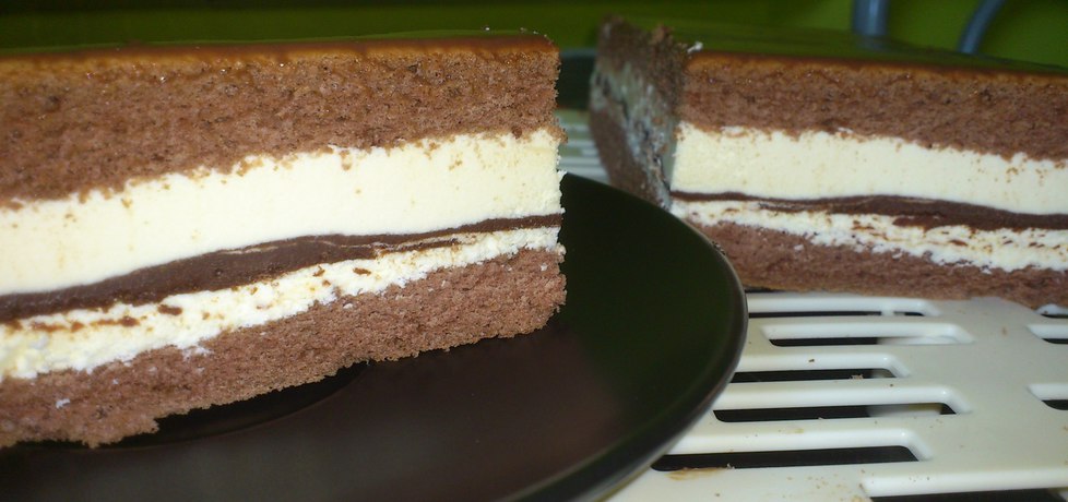 Mleczne ciasto naszpikowane czekoladą. (autor ...