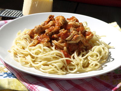 Spaghetti z kurczakiem i pomidorami na ostro