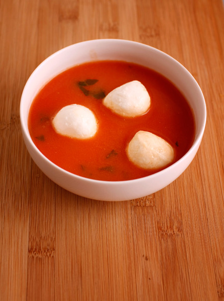 Zupa pomidorowa z bazylią i mozzarellą