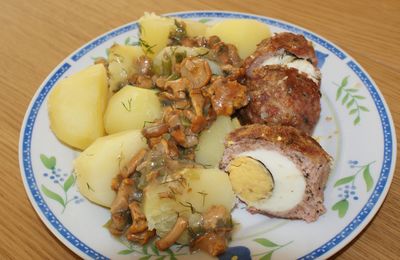 Pulpety z jajkiem, ziemniakami i sosem z kurek