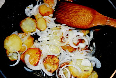 Smażone ziemniaki z cebulą