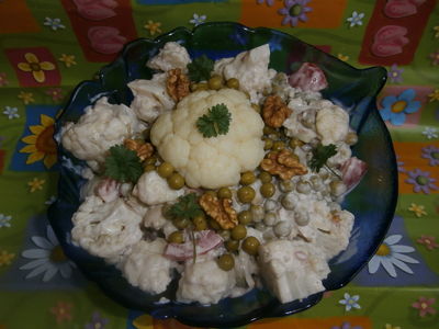 Sałatka kalafiorowa z groszkiem i orzechami