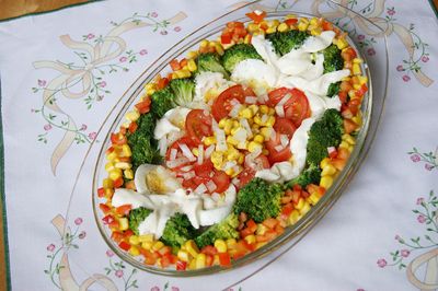 Sałatka z brokułów, jaj i pomidorów