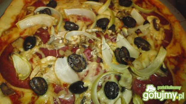 Przepis  chili pizza z cebulką, salami i oliwkami przepis