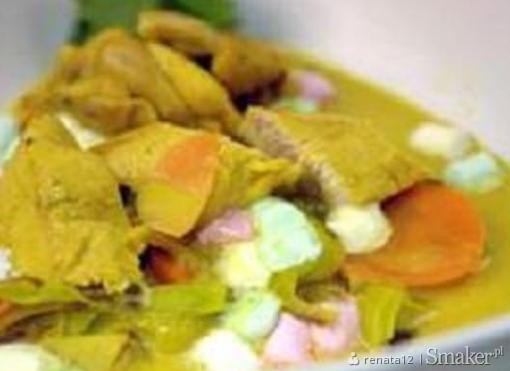 Kurczak w sosie curry z kolorowymi piankami haribo