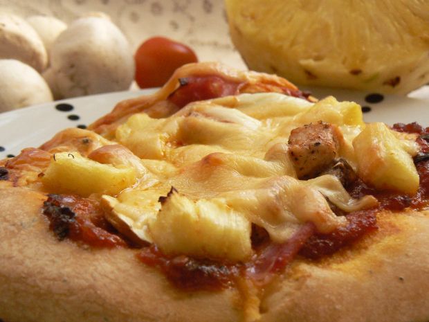 Przepis  pizzerinki z kurczakiem i ananasem przepis