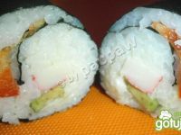 Przepis  sushi z paluszkiem krabowym, awokado przepis