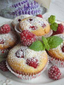 Malinowe muffinki z białą czekoladą