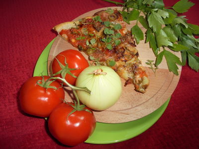 Pizza z lubczykiem, boczkiem, cebulą, oliwkami i pomidorem ...