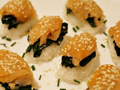 Nigiri sushi z łososiem i szpinakiem