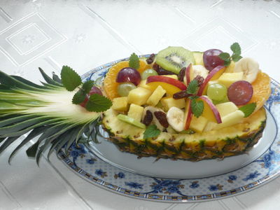 Sałatka owocowa w ananasie.