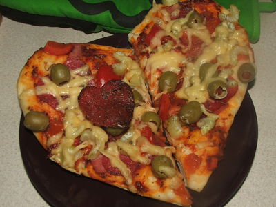 Serduszkowa pizza z oliwkami