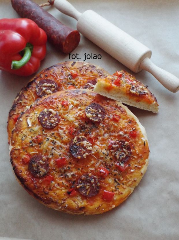 Przepis  mini pizze z papryką i chorizo przepis