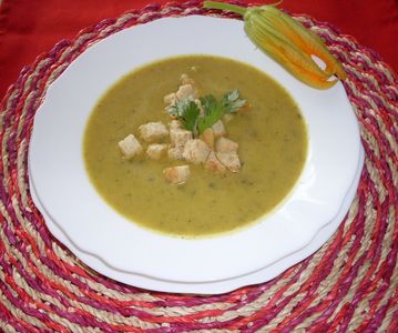 Zupa krem z cukinii z dodatkiem curry