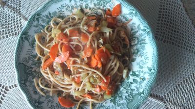 Pełnoziarnisty makaron spagetti z marchwią, selerem naciowym i ...