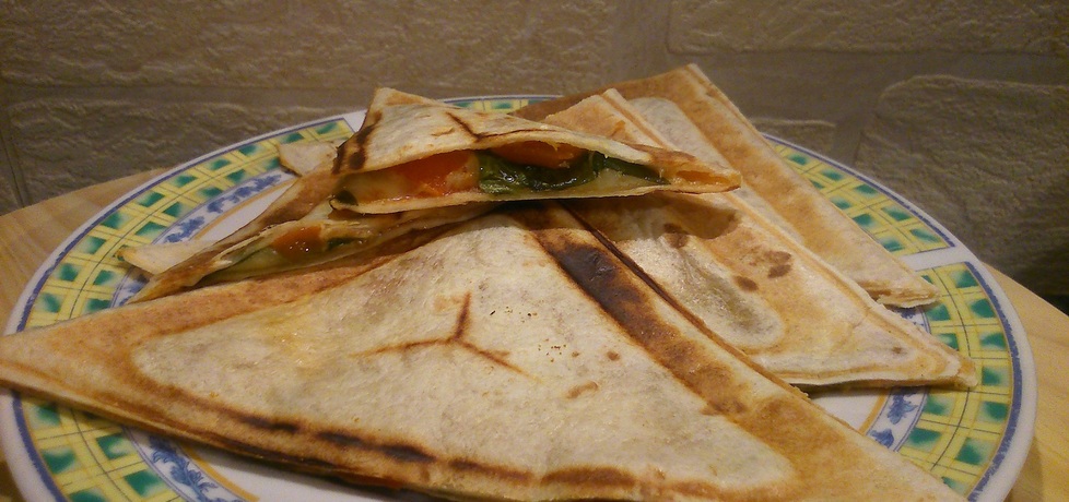 Tortilla zapiekana ze szpinakiem i papryką konserwową