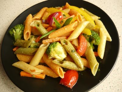 Kolorowy makaron z warzywami