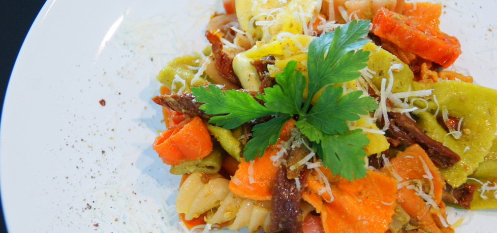 Kolorowy makaron z suszonymi pomidorami na ostro. (autor: kejti ...