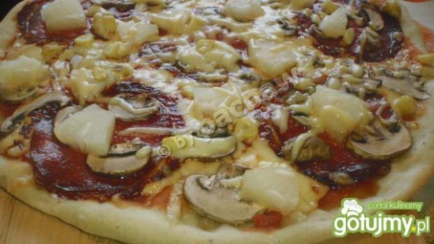Przepis  pizza z salami, pieczarkami i ananasem przepis
