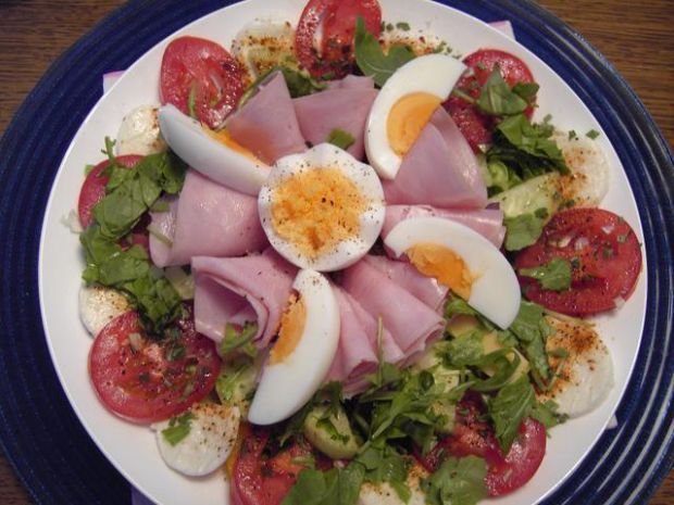 Przepis  salata z szynka i mozzarella przepis