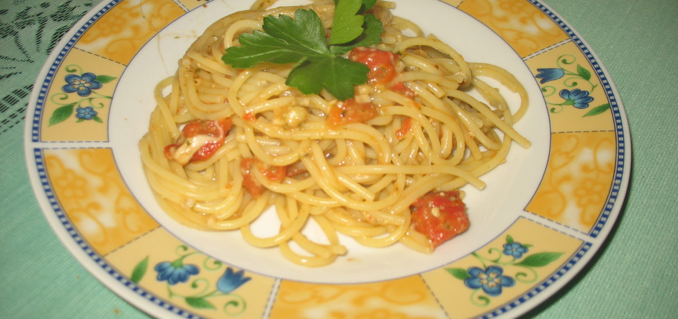 Spaghetti z pomidorami i bazylią. (autor: berys18)