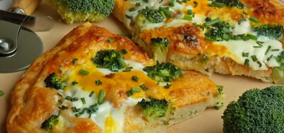 Pizza z brokułem i jajkami na cieście ziemniaczanym (autor: mniam ...