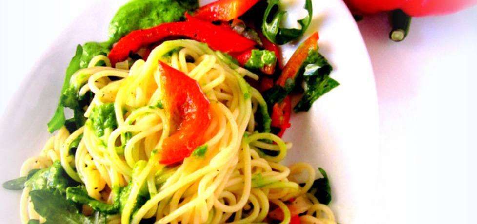 Makaron spaghetti z papryką ,rukolą i zielonym pesto (autor: cris04 ...