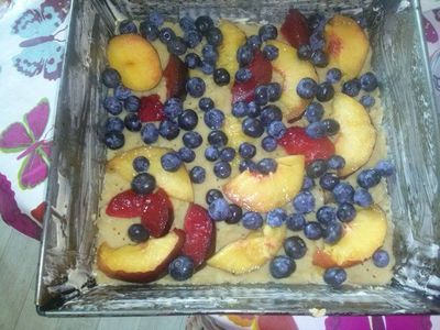 Kruche ciasto z owocami i kokosową bezą