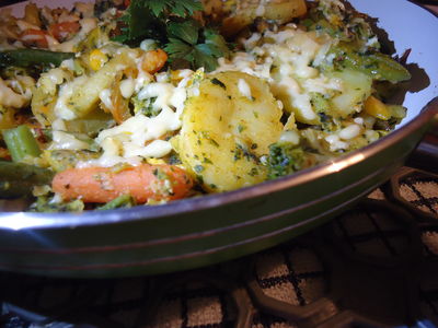 Warzywa z patelni z jajkiem i serem