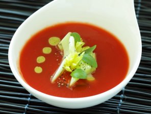 Zupa warzywna minestrone z selera naciowego i świeżych pomidorów