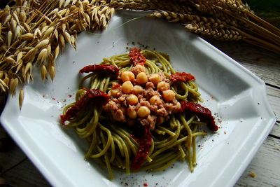 Zielone spaghetti z tuńczykiem i suszonymi pomidorami ...