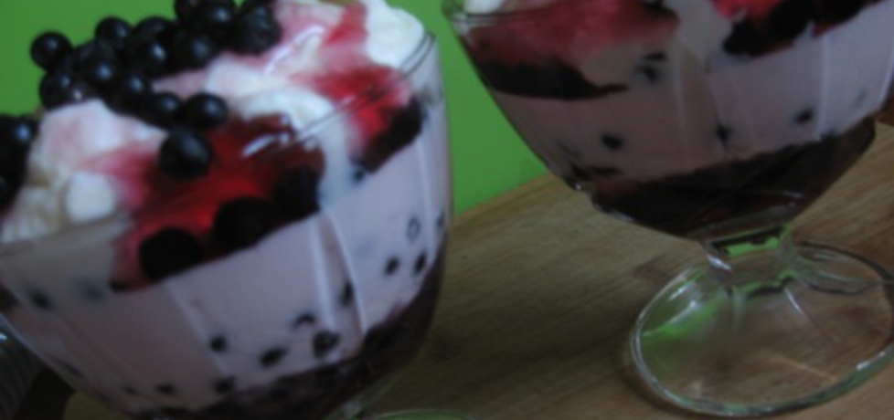 Deser jagodowy z bitą śmietaną i jogurtem (autor: jolantaps ...