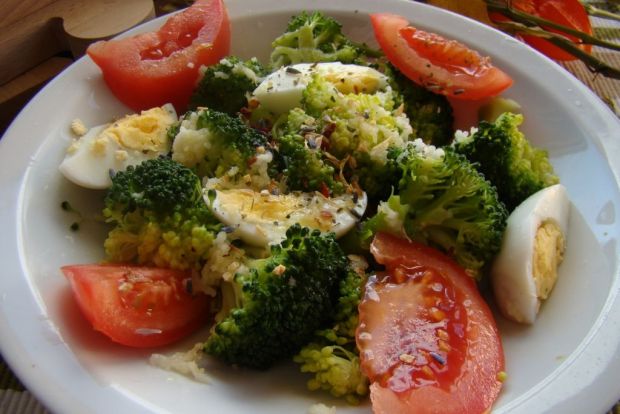 Przepis  brokuły z jajkiem i kolorowymi ziołami przepis